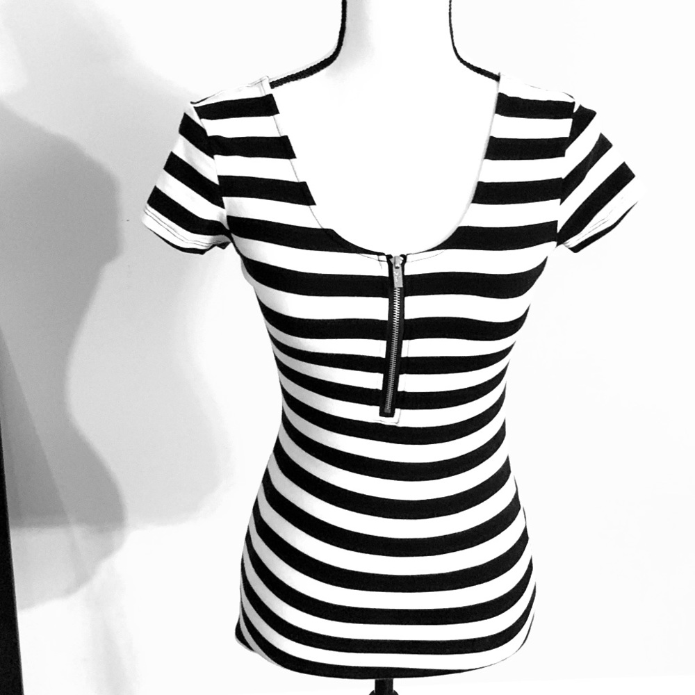 GUESS NWOT black and white stretchy tee size XS